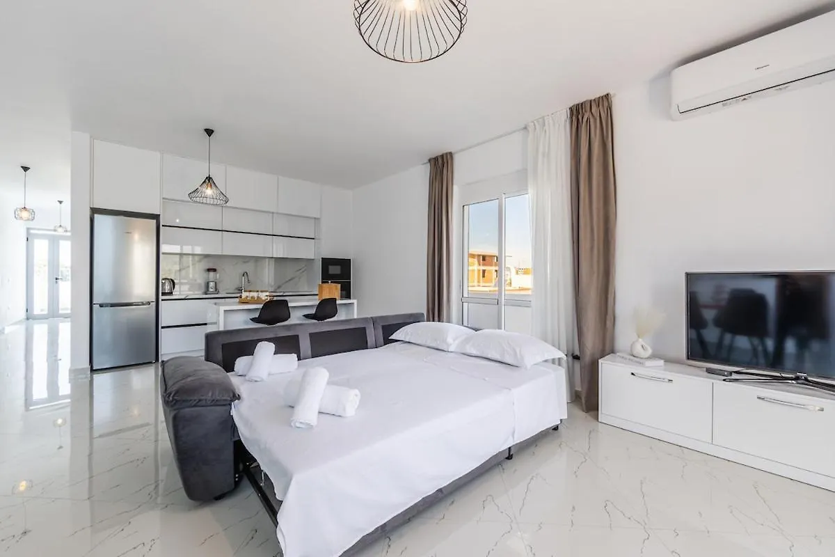 Bright Modern Apartment With Balcony Views Golem