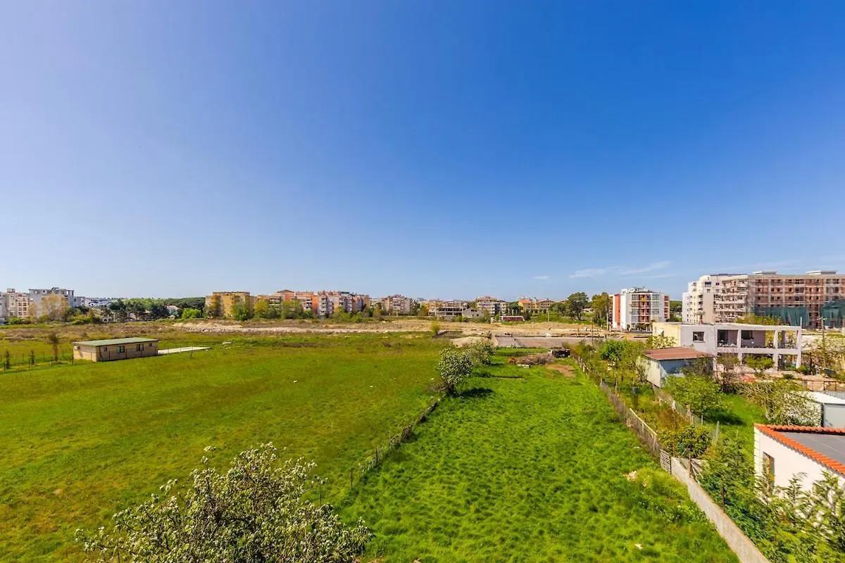 Bright Modern Apartment With Balcony Views Golem Golem (Tirana)
