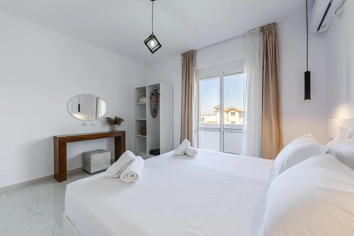 Bright Modern Apartment With Balcony Views Golem