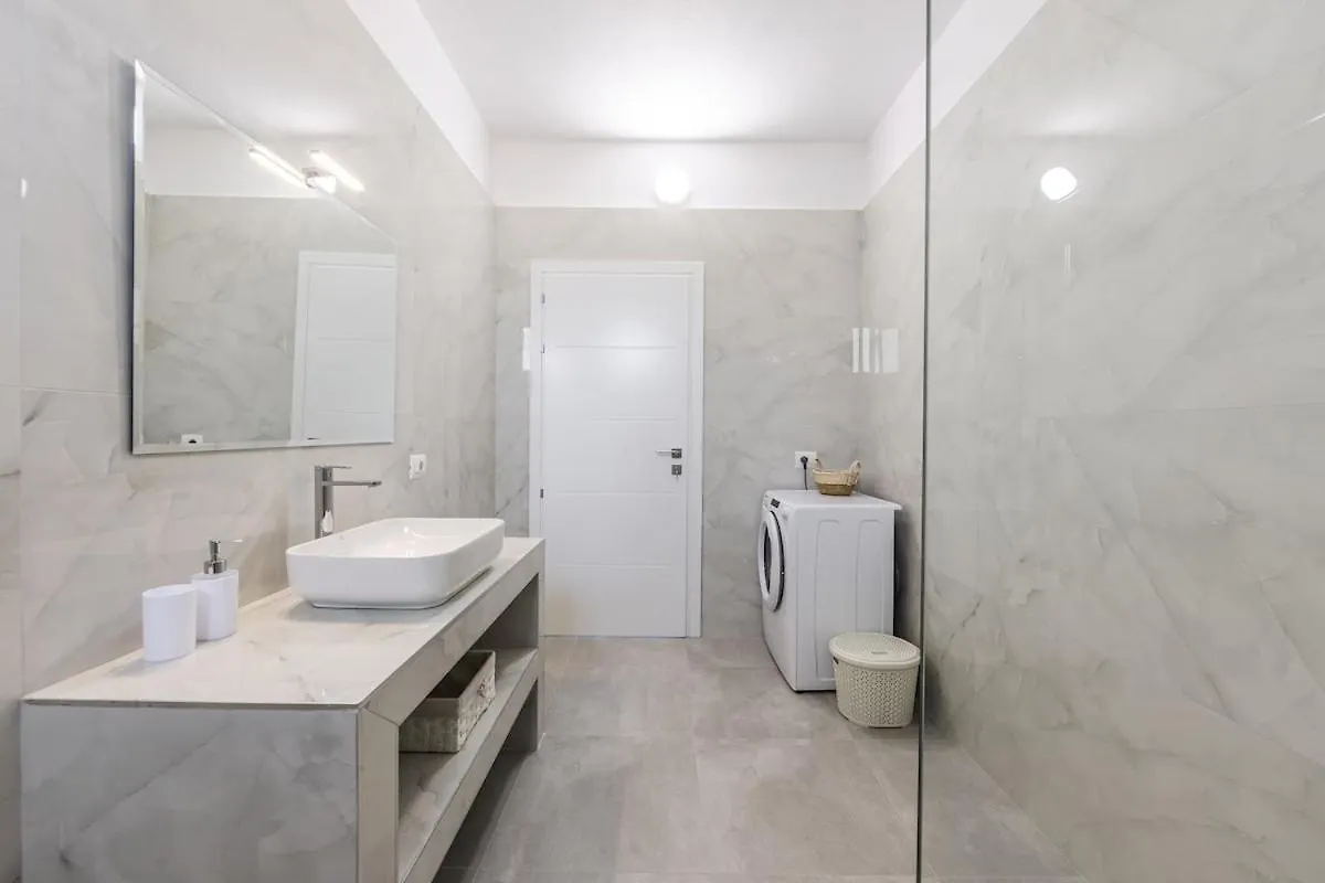 Bright Modern Apartment With Balcony Views Golem