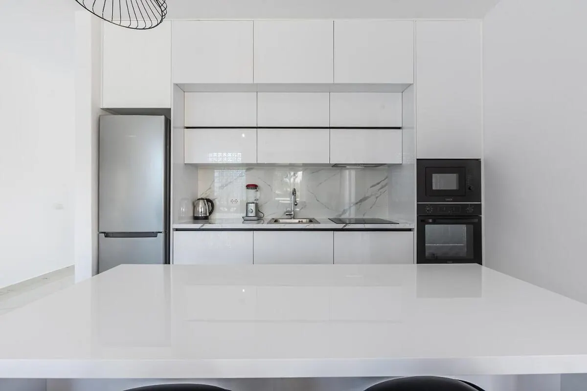 Bright Modern Apartment With Balcony Views Golem